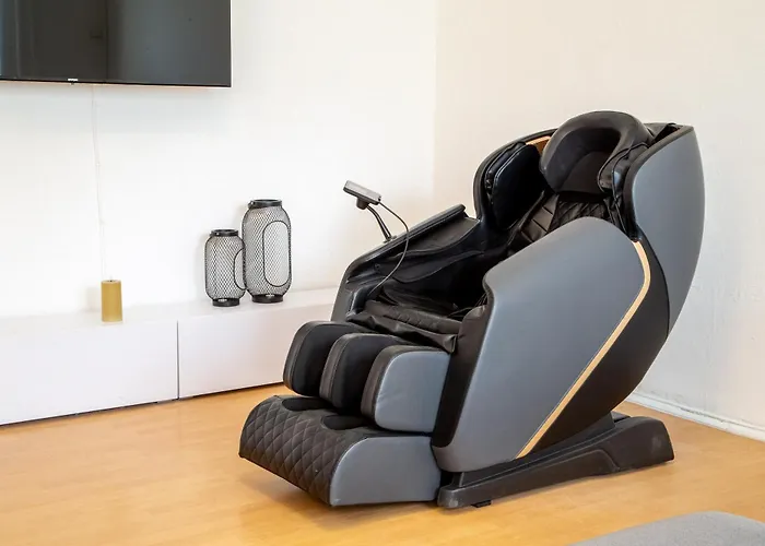 Massagesessel, King-Sized Bed, Billardtisch, 2 Couches