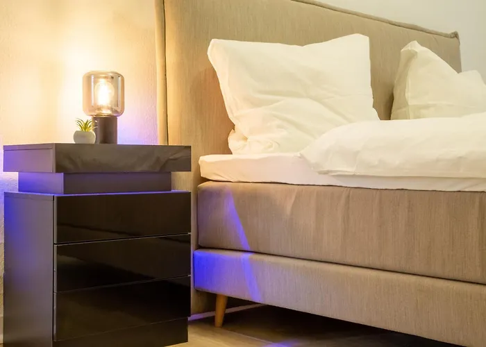 Massagesessel, King-Sized Bed, Billardtisch, 2 Couches