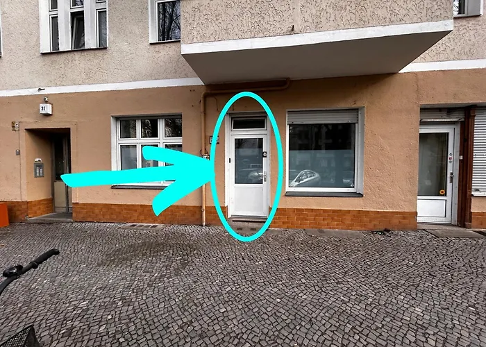 Massagesessel, King-Sized Bed, Billardtisch, 2 Couches