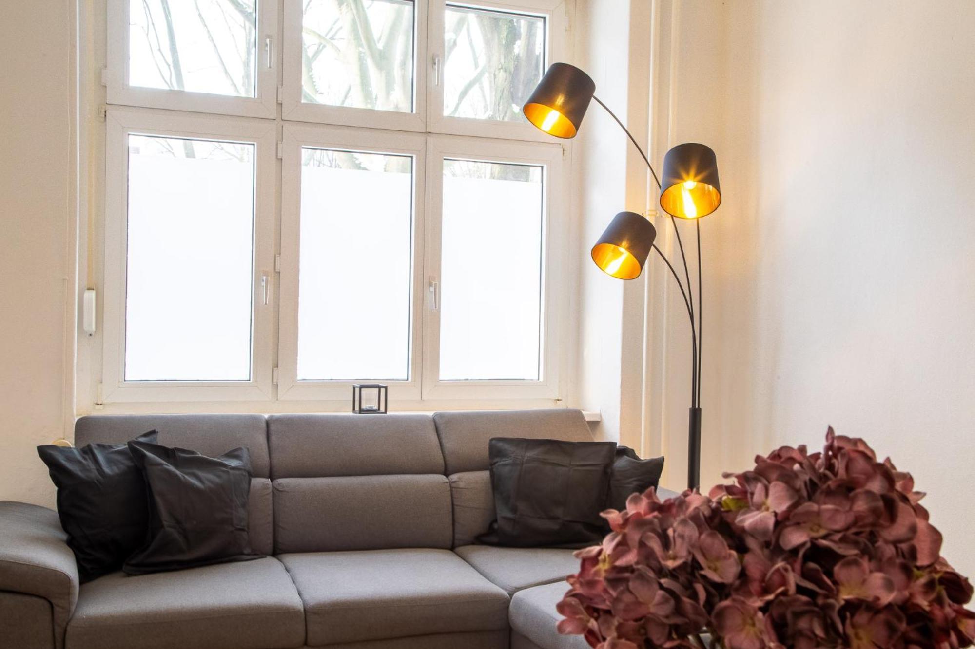 Massagesessel, King-sized Bed, Billardtisch, 2 Couches Берлин