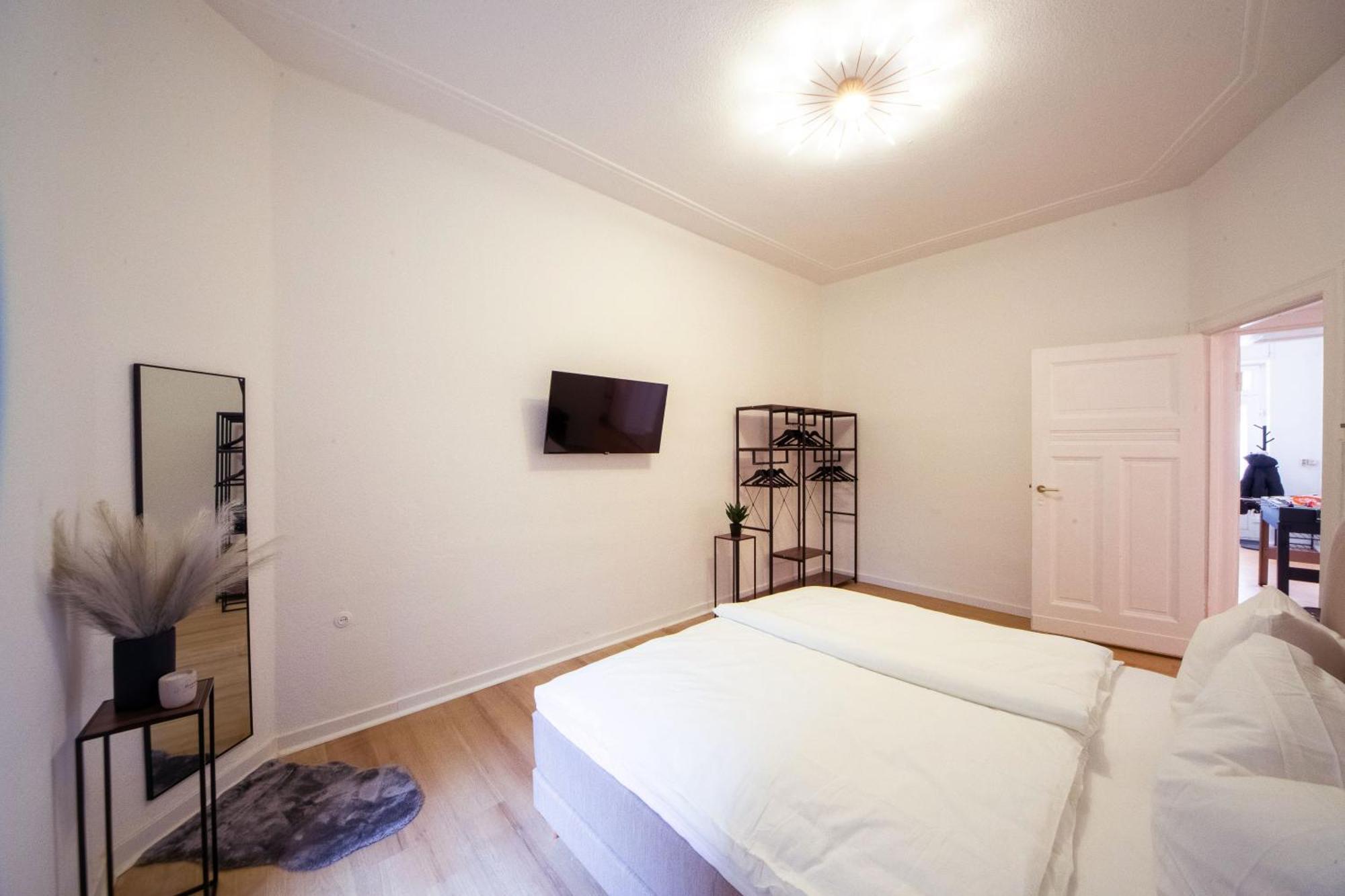 Massagesessel, King-sized Bed, Billardtisch, 2 Couches * Берлин