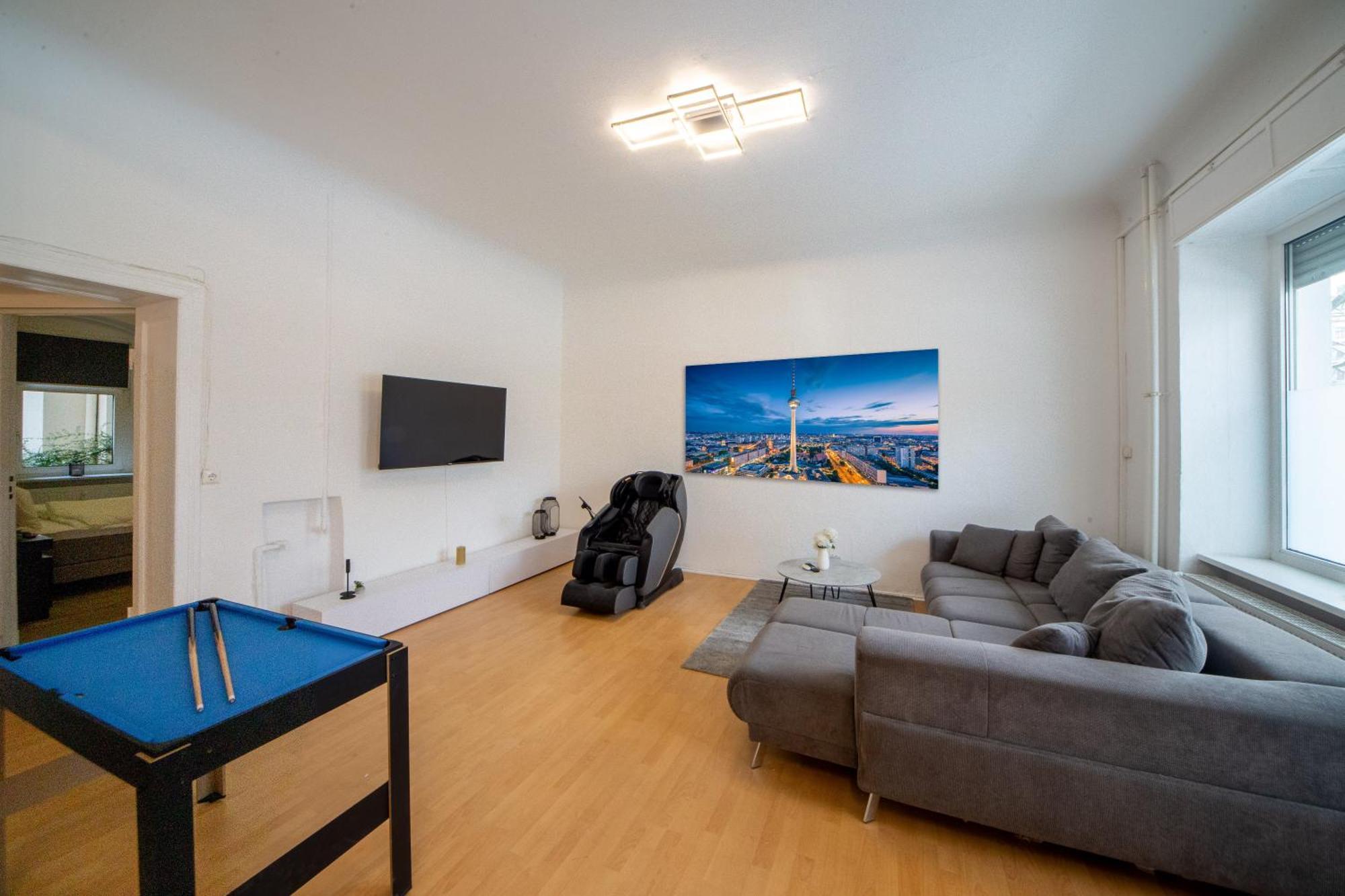 Massagesessel, King-sized Bed, Billardtisch, 2 Couches Апартаменты Берлин