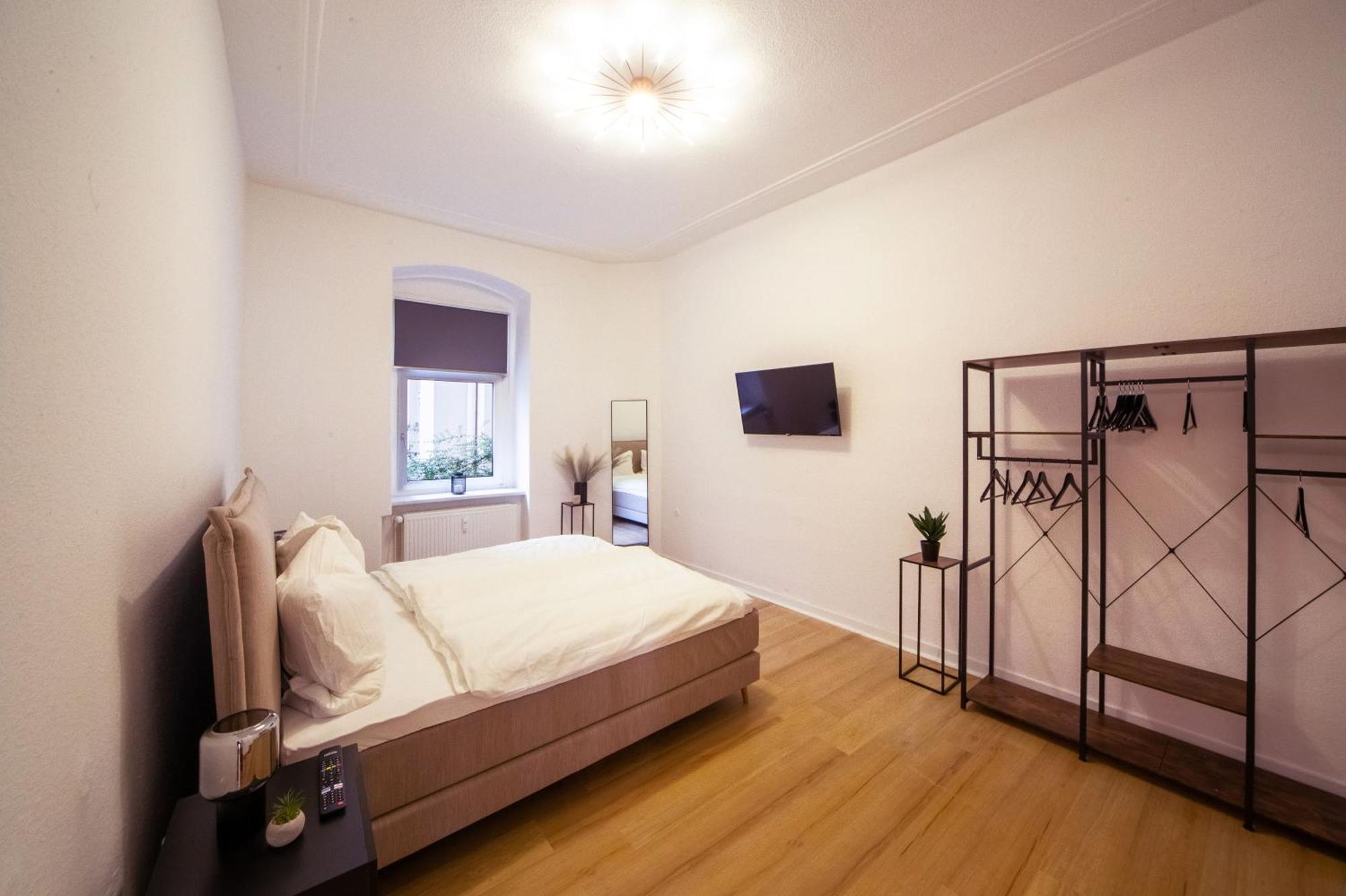 Massagesessel, King-sized Bed, Billardtisch, 2 Couches Апартаменты Берлин